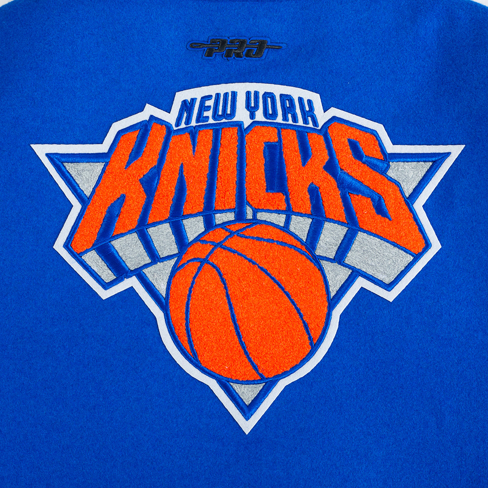 NBA NEW YORK KNICKS RETRO CLASSIC BLOUSON COLLÉGIAL EN LAINE À BORDS CÔTELÉS POUR FEMME (BLEU ROYAL/ORANGE/BLEU ROYAL)