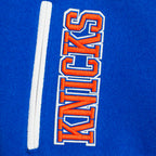 NBA NEW YORK KNICKS RETRO CLASSIC BLOUSON COLLÉGIAL EN LAINE À BORDS CÔTELÉS POUR FEMME (BLEU ROYAL/ORANGE/BLEU ROYAL)