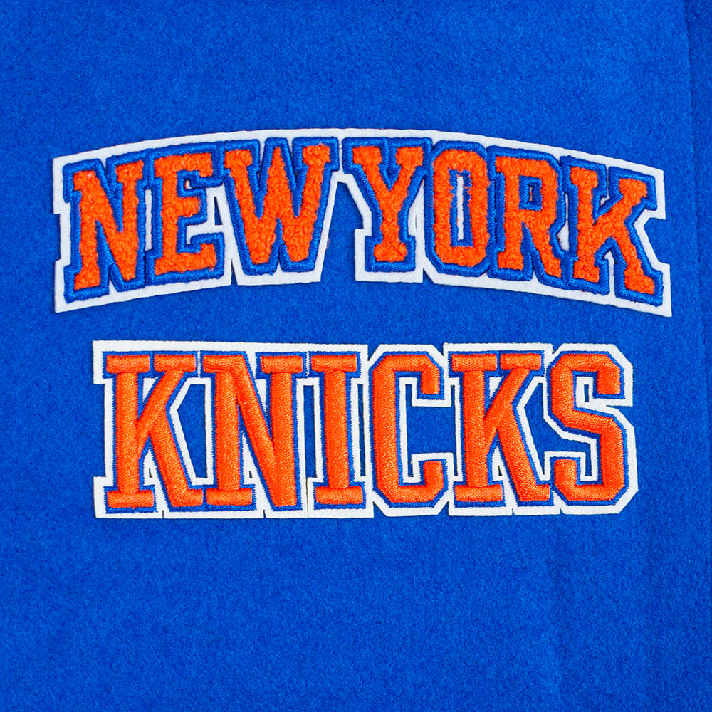 NBA NEW YORK KNICKS RETRO CLASSIC BLOUSON COLLÉGIAL EN LAINE À BORDS CÔTELÉS POUR FEMME (BLEU ROYAL/ORANGE/BLEU ROYAL)