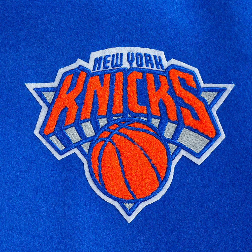 NBA NEW YORK KNICKS RETRO CLASSIC BLOUSON COLLÉGIAL EN LAINE À BORDS CÔTELÉS POUR FEMME (BLEU ROYAL/ORANGE/BLEU ROYAL)