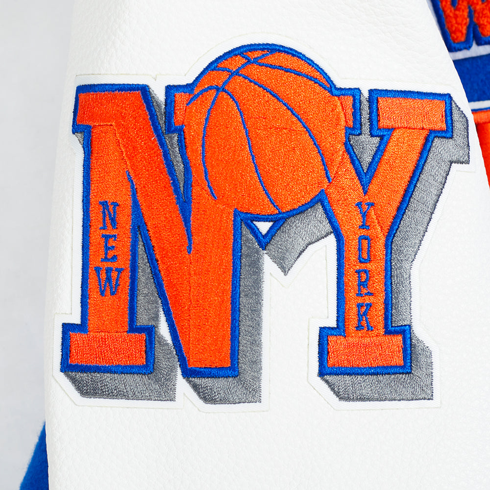 NBA NEW YORK KNICKS RETRO CLASSIC BLOUSON COLLÉGIAL EN LAINE À BORDS CÔTELÉS POUR FEMME (BLEU ROYAL/ORANGE/BLEU ROYAL)