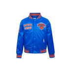 NBA NEW YORK KNICKS RETRO CLASSIC BLOUSON EN SATIN À BORDS CÔTELÉS POUR GARÇON ENFANT (BLEU ROYAL/ORANGE/BLEU ROYAL)