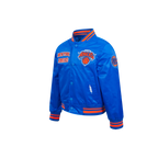 NBA NEW YORK KNICKS RETRO CLASSIC BLOUSON EN SATIN À BORDS CÔTELÉS POUR GARÇON ENFANT (BLEU ROYAL/ORANGE/BLEU ROYAL)