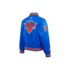 NBA NEW YORK KNICKS RETRO CLASSIC BLOUSON EN SATIN À BORDS CÔTELÉS POUR GARÇON ENFANT (BLEU ROYAL/ORANGE/BLEU ROYAL)