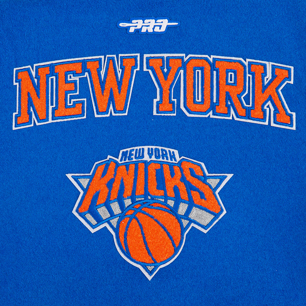 NBA NEW YORK KNICKS RETRO CLASSIC BLOUSON COLLÉGIAL EN LAINE À BORDS CÔTELÉS POUR GARÇON ENFANT (BLEU ROYAL/ORANGE/BLEU ROYAL)