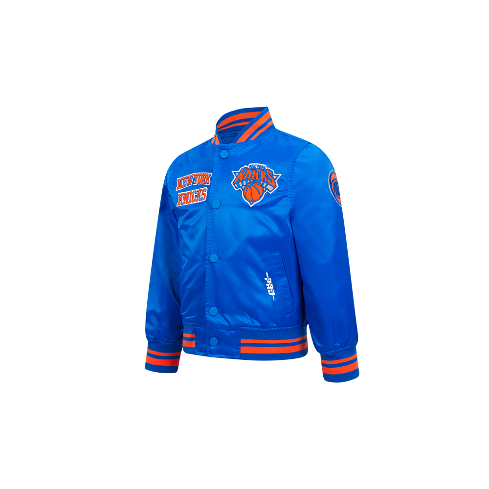 NBA NEW YORK KNICKS RETRO CLASSIC BLOUSON EN SATIN À BORDS CÔTELÉS POUR GARÇON BAMBIN (BLEU ROYAL/ORANGE/BLEU ROYAL)