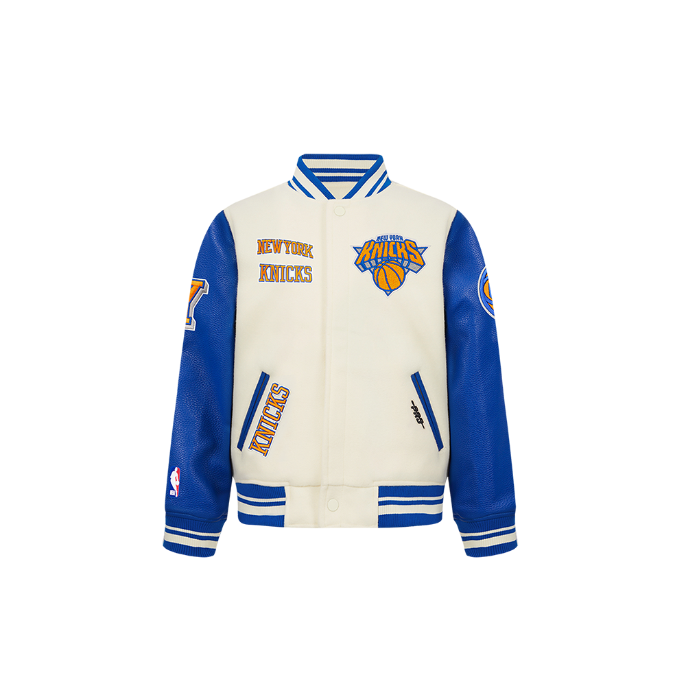 NBA NEW YORK KNICKS RETRO CLASSIC BLOUSON COLLÉGIAL EN LAINE À BORDS CÔTELÉS POUR GARÇON BAMBIN (COQUILLE D'ŒUF/BLEU ROYAL)