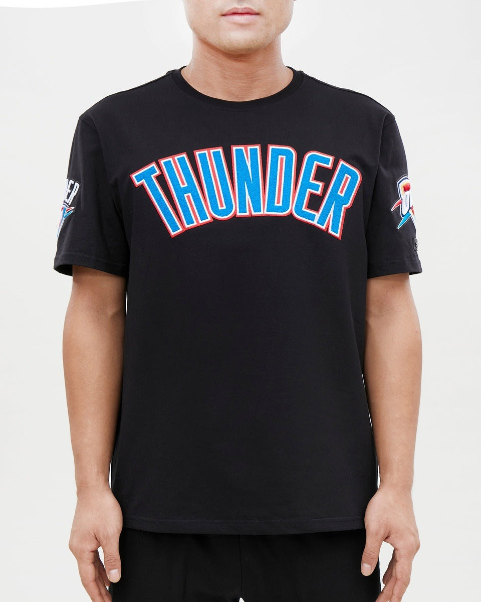 NBA OKLAHOMA CITY THUNDER CLASSIC CHENILLE T-SHIRT POUR HOMME (NOIR)