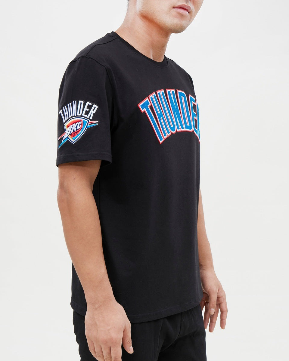 NBA OKLAHOMA CITY THUNDER CLASSIC CHENILLE T-SHIRT POUR HOMME (NOIR)