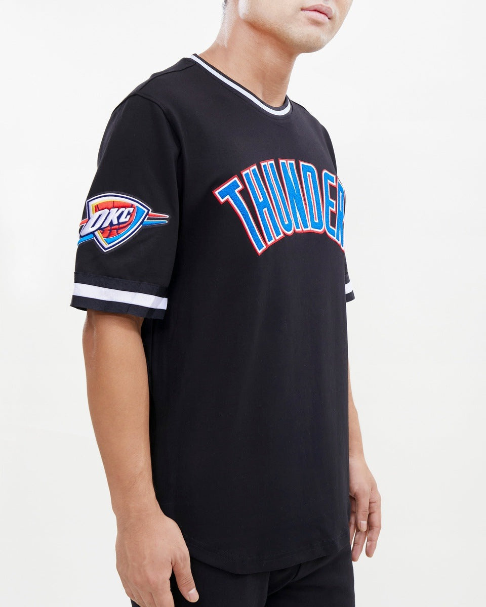 NBA OKLAHOMA CITY THUNDER CLASSIC CHENILLE MEN'S TEE (BLACK)