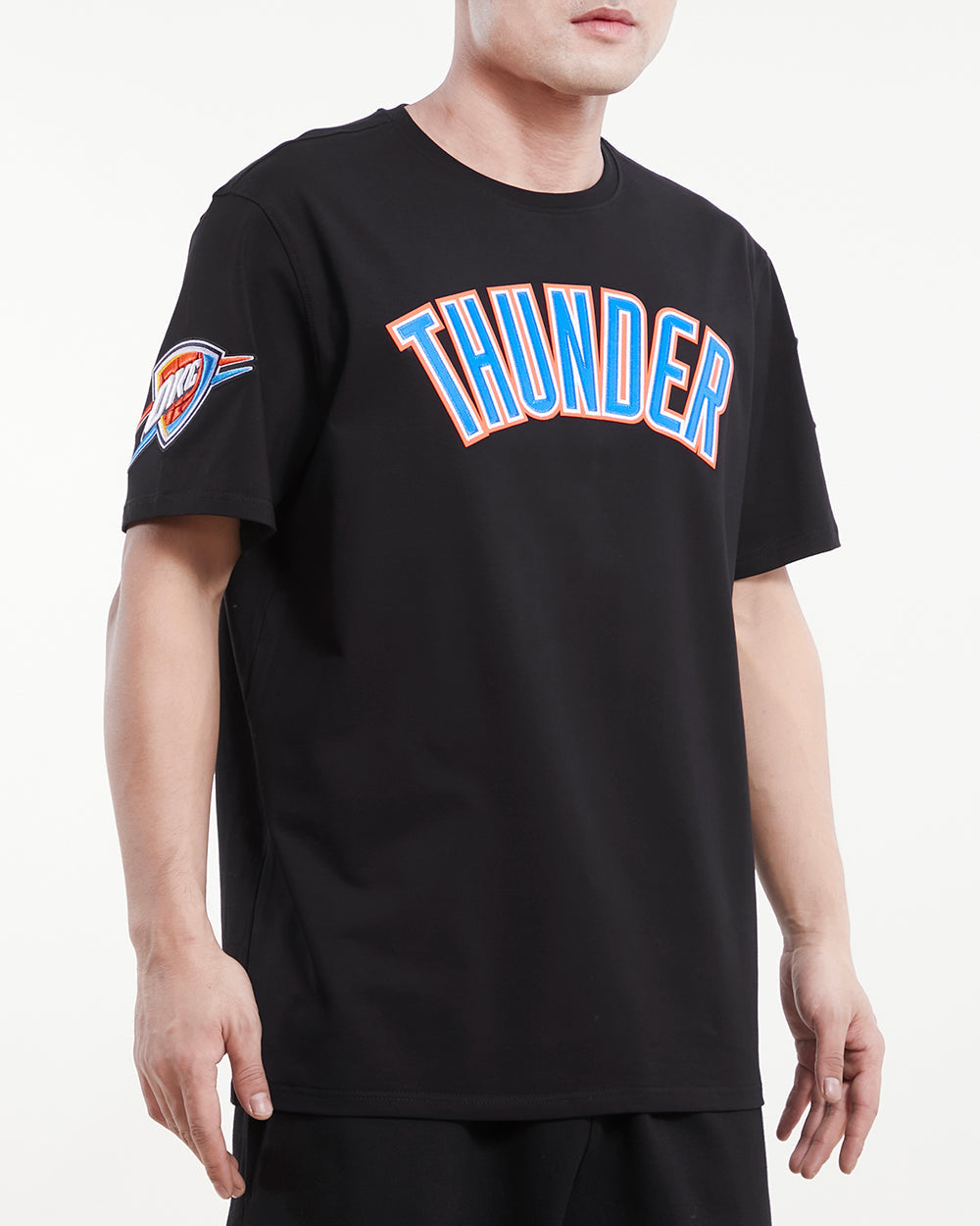 NBA OKLAHOMA CITY THUNDER TACKLE TWILL MEN'S TEE (BLACK)