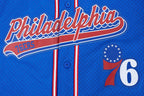 NBA PHILADELPHIA 76ERS SCRIPT TAIL CHEMISE BOUTONNÉE EN FILET POUR HOMME (BLEU ROYAL/ROUGE)