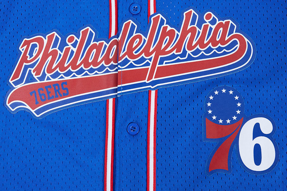 NBA PHILADELPHIA 76ERS SCRIPT TAIL CHEMISE BOUTONNÉE EN FILET POUR HOMME (BLEU ROYAL/ROUGE)