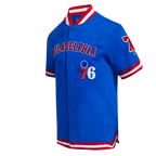 NBA PHILADELPHIA 76ERS CLASSIC BLOUSON PRO EN MAILLE DOUBLE À MANCHES COURTES POUR HOMME (BLEU ROYAL/ROUGE)