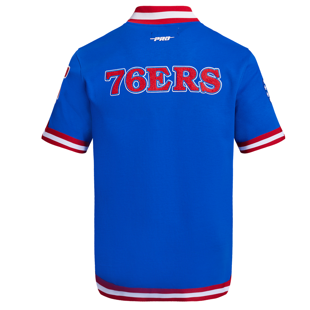 NBA PHILADELPHIA 76ERS CLASSIC BLOUSON PRO EN MAILLE DOUBLE À MANCHES COURTES POUR HOMME (BLEU ROYAL/ROUGE)