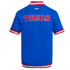 NBA PHILADELPHIA 76ERS CLASSIC BLOUSON PRO EN MAILLE DOUBLE À MANCHES COURTES POUR HOMME (BLEU ROYAL/ROUGE)
