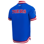 NBA PHILADELPHIA 76ERS CLASSIC BLOUSON PRO EN MAILLE DOUBLE À MANCHES COURTES POUR HOMME (BLEU ROYAL/ROUGE)