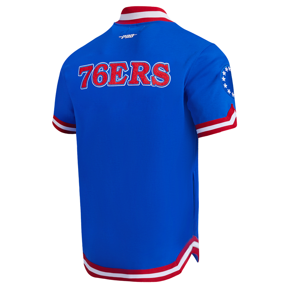 NBA PHILADELPHIA 76ERS CLASSIC BLOUSON PRO EN MAILLE DOUBLE À MANCHES COURTES POUR HOMME (BLEU ROYAL/ROUGE)