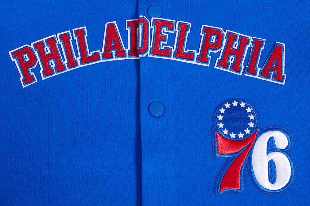 NBA PHILADELPHIA 76ERS CLASSIC BLOUSON PRO EN MAILLE DOUBLE À MANCHES COURTES POUR HOMME (BLEU ROYAL/ROUGE)