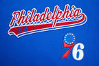NBA PHILADELPHIA 76ERS SCRIPT TAIL CHANDAIL À CAPUCHON EN MOLLETON CÔTELÉ POUR HOMME (BLEU ROYAL/ROUGE)