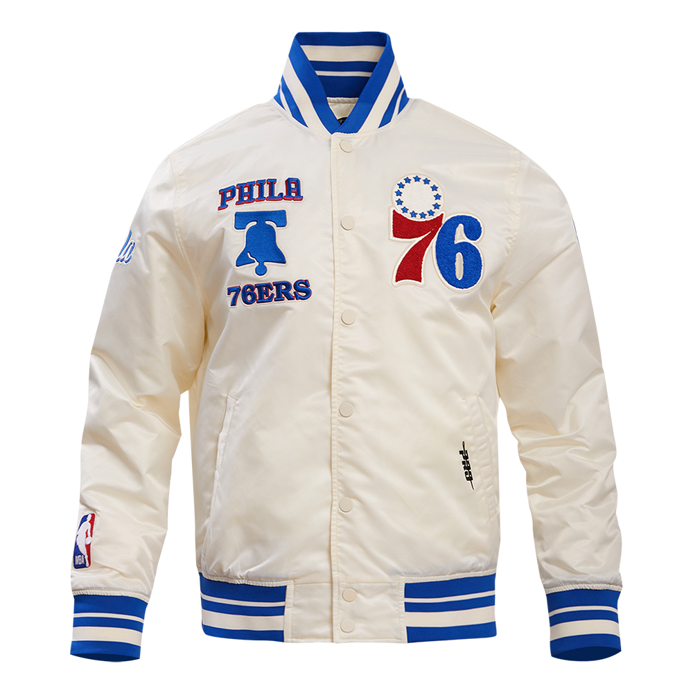 NBA PHILADELPHIA 76ERS RETRO CLASSIC BLOUSON EN SATIN À BORDS CÔTELÉS POUR HOMME (COQUILLE D'ŒUF/BLEU ROYAL)