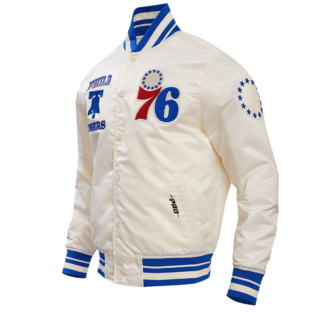 NBA PHILADELPHIA 76ERS RETRO CLASSIC BLOUSON EN SATIN À BORDS CÔTELÉS POUR HOMME (COQUILLE D'ŒUF/BLEU ROYAL)