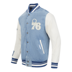 NBA PHILADELPHIA 76ERS VARSITY BLUES BLOUSON COLLÉGIAL EN DENIM POUR HOMME (DENIM/LIN)