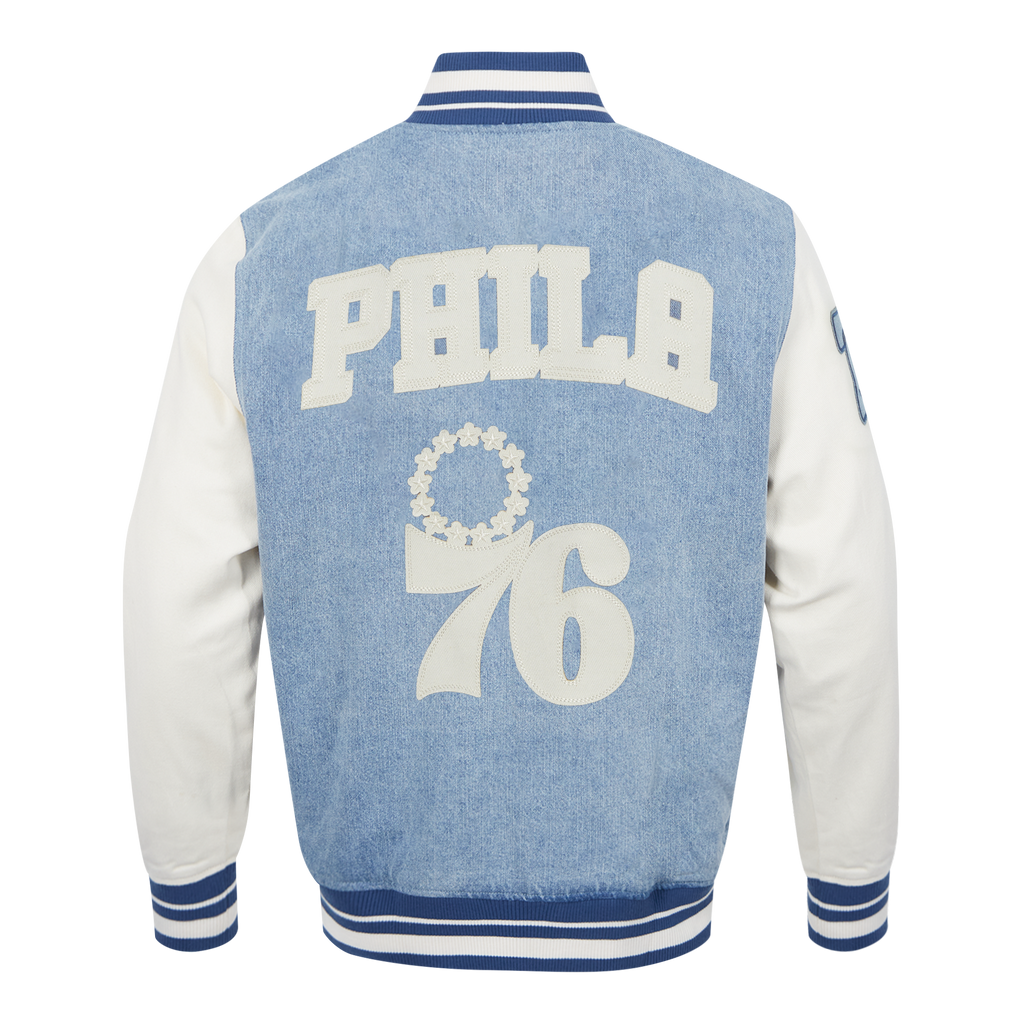 NBA PHILADELPHIA 76ERS VARSITY BLUES BLOUSON COLLÉGIAL EN DENIM POUR HOMME (DENIM/LIN)