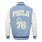NBA PHILADELPHIA 76ERS VARSITY BLUES BLOUSON COLLÉGIAL EN DENIM POUR HOMME (DENIM/LIN)
