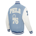 NBA PHILADELPHIA 76ERS VARSITY BLUES BLOUSON COLLÉGIAL EN DENIM POUR HOMME (DENIM/LIN)