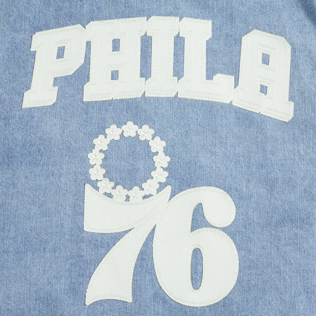 NBA PHILADELPHIA 76ERS VARSITY BLUES BLOUSON COLLÉGIAL EN DENIM POUR HOMME (DENIM/LIN)