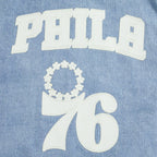 NBA PHILADELPHIA 76ERS VARSITY BLUES BLOUSON COLLÉGIAL EN DENIM POUR HOMME (DENIM/LIN)
