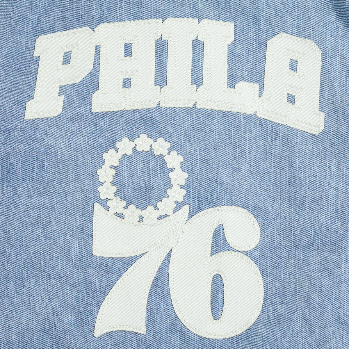 NBA PHILADELPHIA 76ERS VARSITY BLUES BLOUSON COLLÉGIAL EN DENIM POUR HOMME (DENIM/LIN)