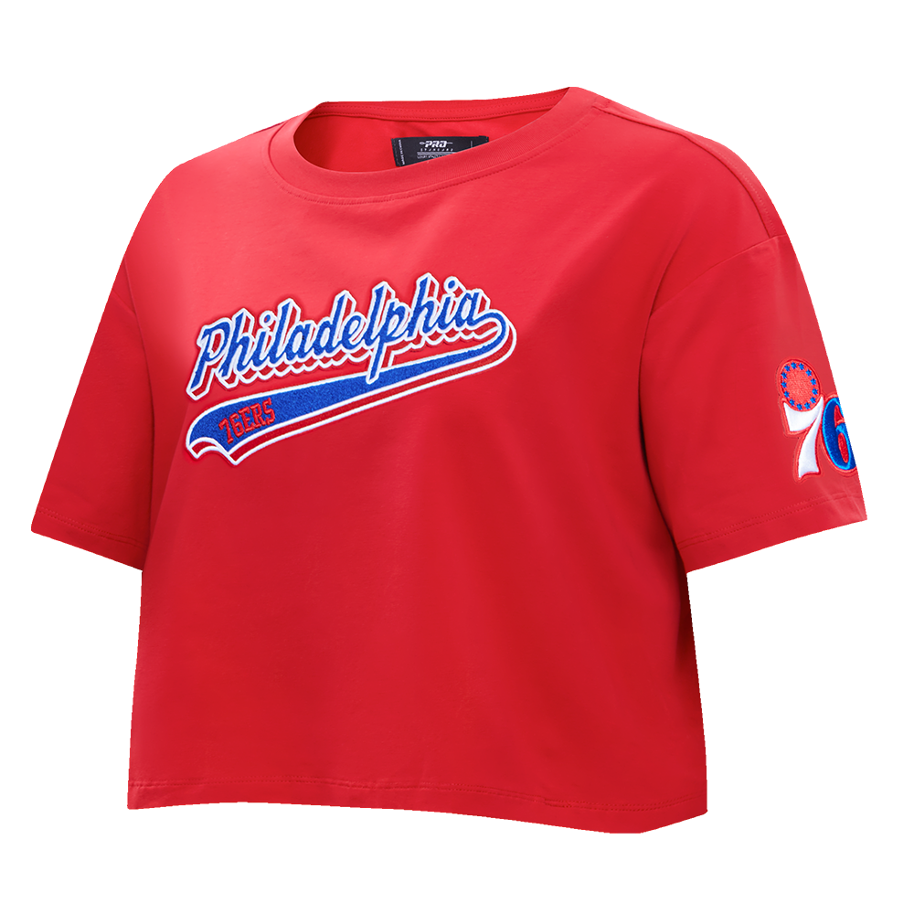 NBA PHILADELPHIA 76ERS SCRIPT TAIL WOMEN'S SINGLE JERSEY BOXY TEE (RED)