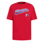 NBA PHILADELPHIA 76ERS SCRIPT TAIL T-SHIRT DE COUPE BOYFRIEND POUR FEMME (ROUGE)