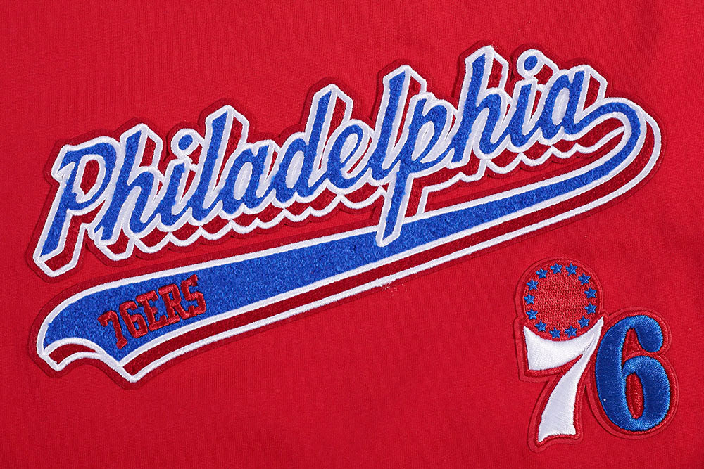 NBA PHILADELPHIA 76ERS SCRIPT TAIL T-SHIRT DE COUPE BOYFRIEND POUR FEMME (ROUGE)