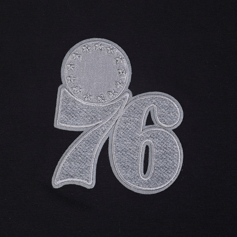 NBA PHILADELPHIA 76ERS REVERSE FRENCH TERRY T-SHIRT EN JERSEY SIMPLE À COUPE CARRÉE POUR FEMME (NOIR)