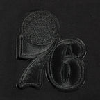 NBA PHILADELPHIA 76ERS TRIPLE BLACK T-SHIRT EN JERSEY SIMPLE À COUPE AJUSTÉE POUR FEMME (TRIPLE NOIR FEMME)