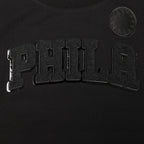 NBA PHILADELPHIA 76ERS TRIPLE BLACK T-SHIRT EN JERSEY SIMPLE À COUPE AJUSTÉE POUR FEMME (TRIPLE NOIR FEMME)