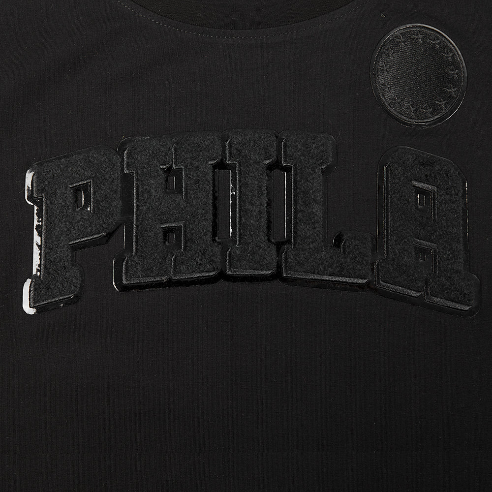 NBA PHILADELPHIA 76ERS TRIPLE BLACK T-SHIRT EN JERSEY SIMPLE À COUPE AJUSTÉE POUR FEMME (TRIPLE NOIR FEMME)