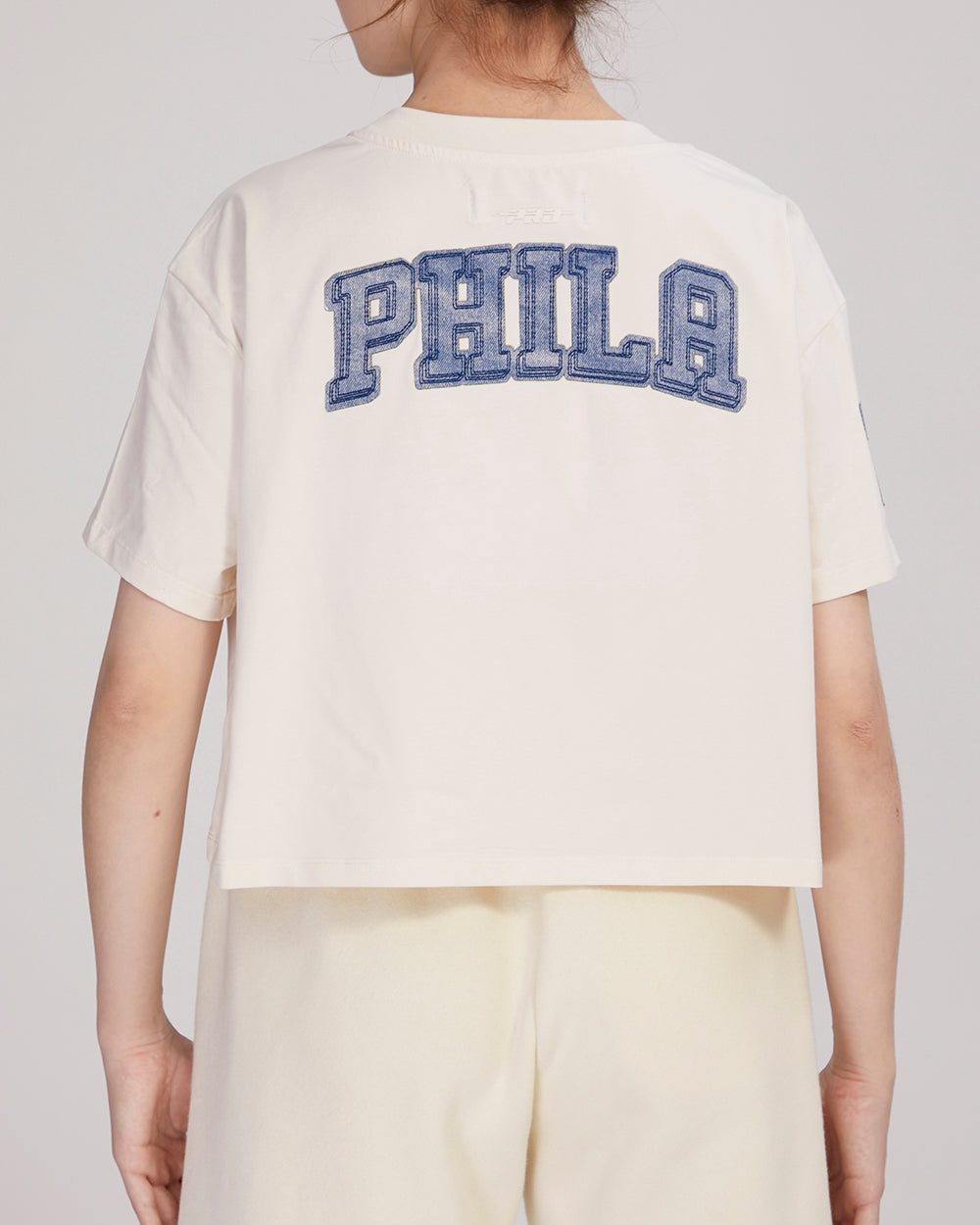 NBA PHILADELPHIA 76ERS VARSITY BLUES WOMEN'S BOXY TEE (LINEN)