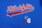 NBA PHILADELPHIA 76ERS SCRIPT TAIL CHANDAIL À CAPUCHON COURT EN MOLLETON CÔTELÉ POUR FEMME (BLEU ROYAL/ROUGE)