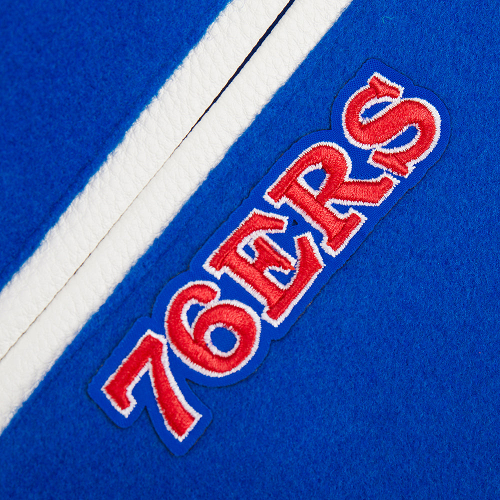 NBA PHILADELPHIA 76ERS CLASSIC BLOUSON COLLÉGIAL EN LAINE POUR GARÇON ENFANT (BLEU ROYAL/BLANC)