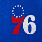 NBA PHILADELPHIA 76ERS CLASSIC BLOUSON COLLÉGIAL EN LAINE POUR GARÇON ENFANT (BLEU ROYAL/BLANC)