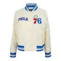 NBA PHILADELPHIA 76ERS RETRO CLASSIC BLOUSON EN SATIN À BORDS CÔTELÉS POUR FEMME (COQUILLE D'ŒUF/BLEU ROYAL)