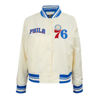 NBA PHILADELPHIA 76ERS RETRO CLASSIC BLOUSON EN SATIN À BORDS CÔTELÉS POUR FEMME (COQUILLE D'ŒUF/BLEU ROYAL)
