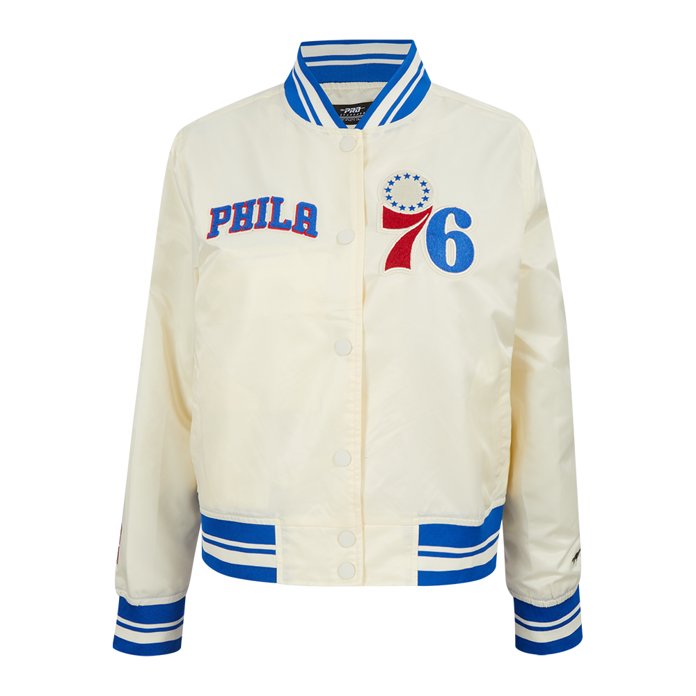 NBA PHILADELPHIA 76ERS RETRO CLASSIC BLOUSON EN SATIN À BORDS CÔTELÉS POUR FEMME (COQUILLE D'ŒUF/BLEU ROYAL)