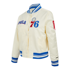 NBA PHILADELPHIA 76ERS RETRO CLASSIC BLOUSON EN SATIN À BORDS CÔTELÉS POUR FEMME (COQUILLE D'ŒUF/BLEU ROYAL)
