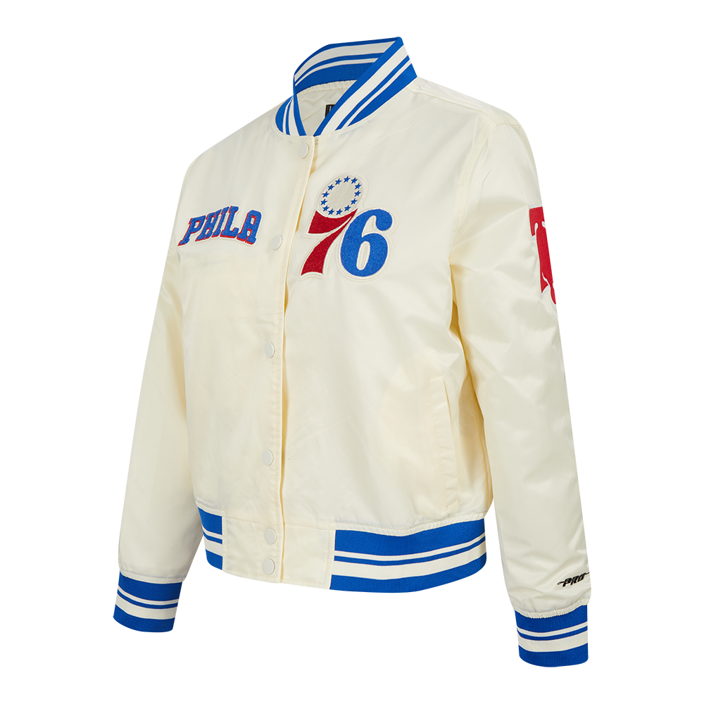 NBA PHILADELPHIA 76ERS RETRO CLASSIC BLOUSON EN SATIN À BORDS CÔTELÉS POUR FEMME (COQUILLE D'ŒUF/BLEU ROYAL)