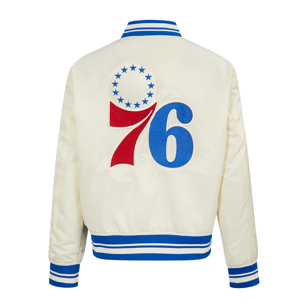 NBA PHILADELPHIA 76ERS RETRO CLASSIC BLOUSON EN SATIN À BORDS CÔTELÉS POUR FEMME (COQUILLE D'ŒUF/BLEU ROYAL)